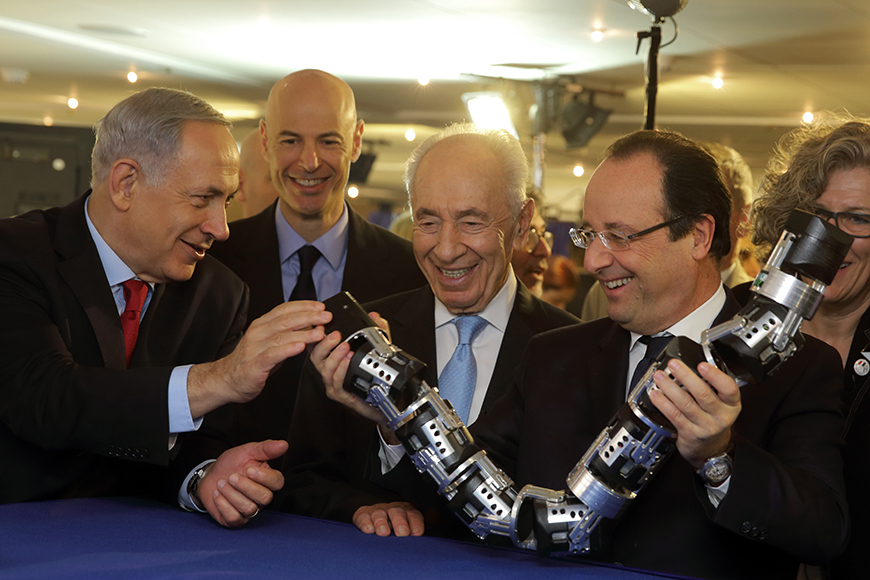 French President Hollande, Israel's President Peres and Prime Minister Netanyahu hold a robot snake in Tel Aviv